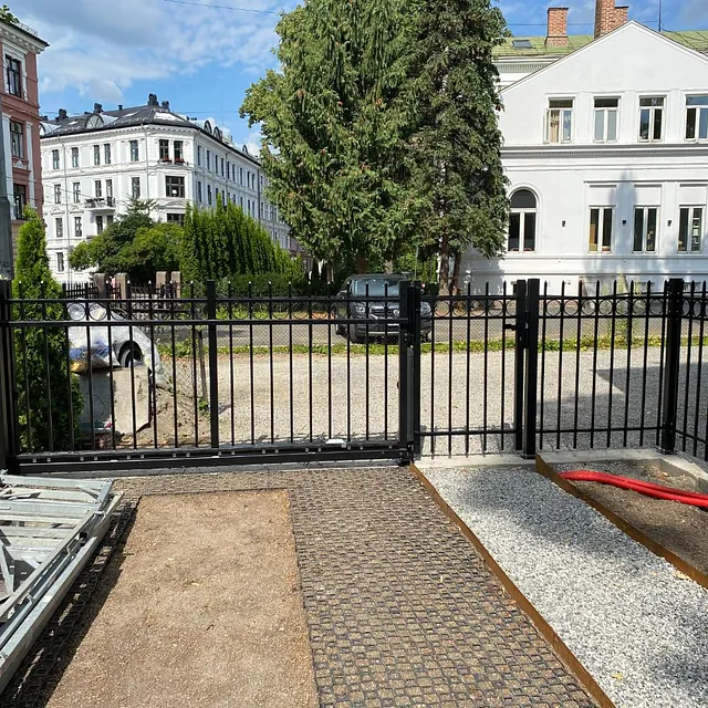 Sort port ved hvitt hus