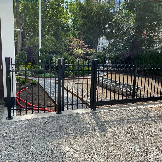 Sort port ved hvitt hus