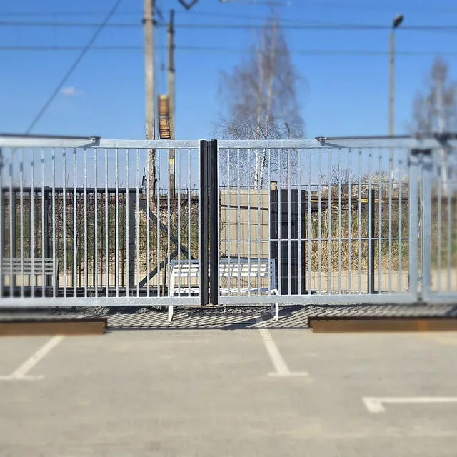 Stor port med blå himmel i bakgrunn