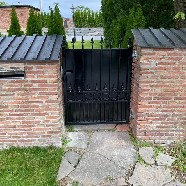 Mørk port i mur