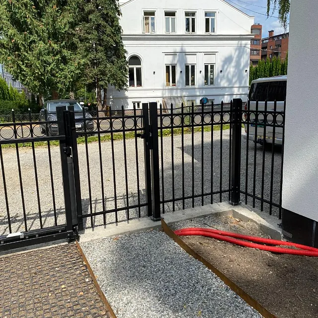 Sort port ved hvitt hus