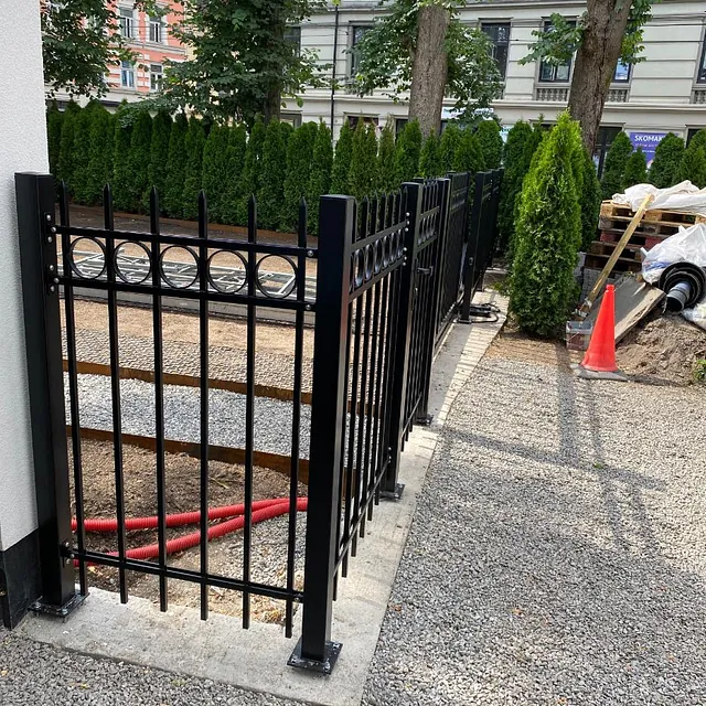 Sort port ved hvitt hus