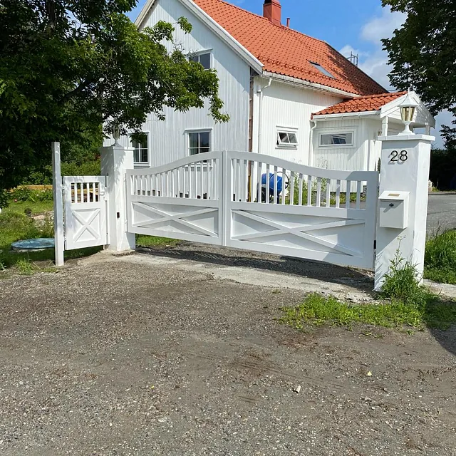 Hvit port ved tradisjonelt hus